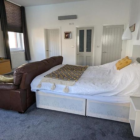 Gorgeous Comfortable Apartment On The High Street Merthyr Tydfil Bagian luar foto