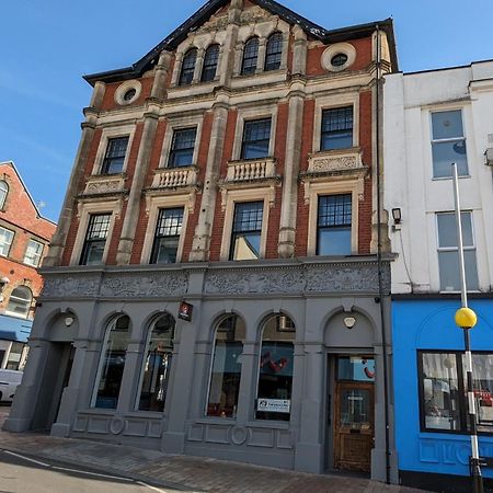 Gorgeous Comfortable Apartment On The High Street Merthyr Tydfil Bagian luar foto