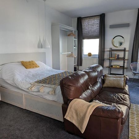 Gorgeous Comfortable Apartment On The High Street Merthyr Tydfil Bagian luar foto