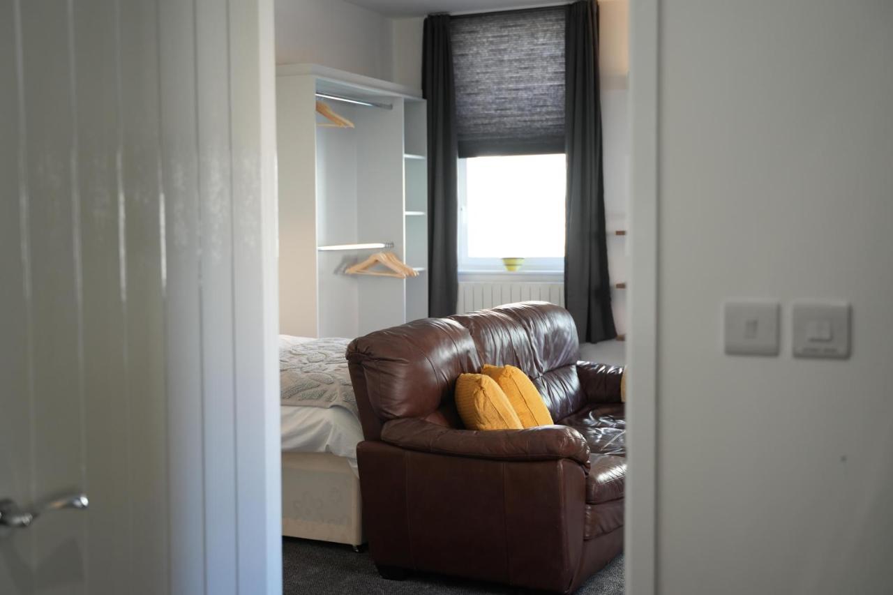 Gorgeous Comfortable Apartment On The High Street Merthyr Tydfil Bagian luar foto