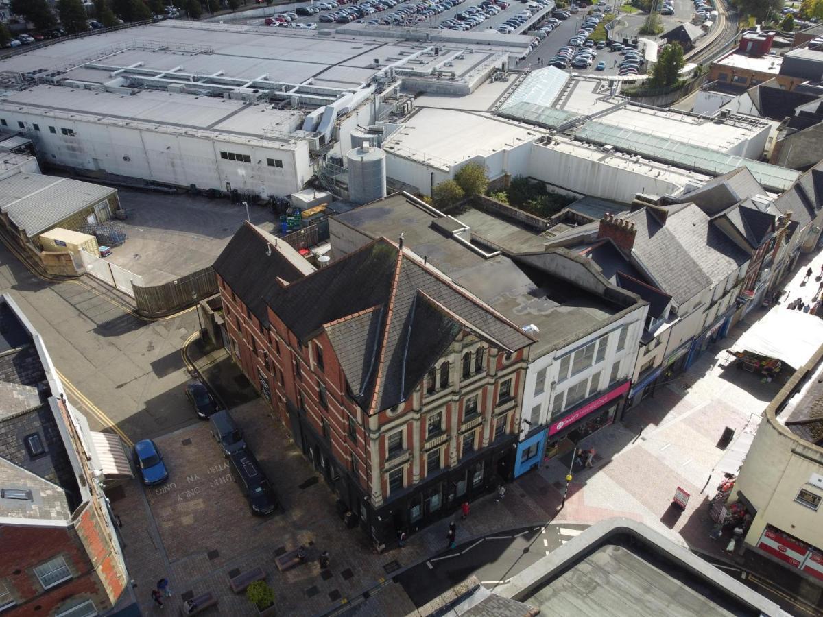 Gorgeous Comfortable Apartment On The High Street Merthyr Tydfil Bagian luar foto