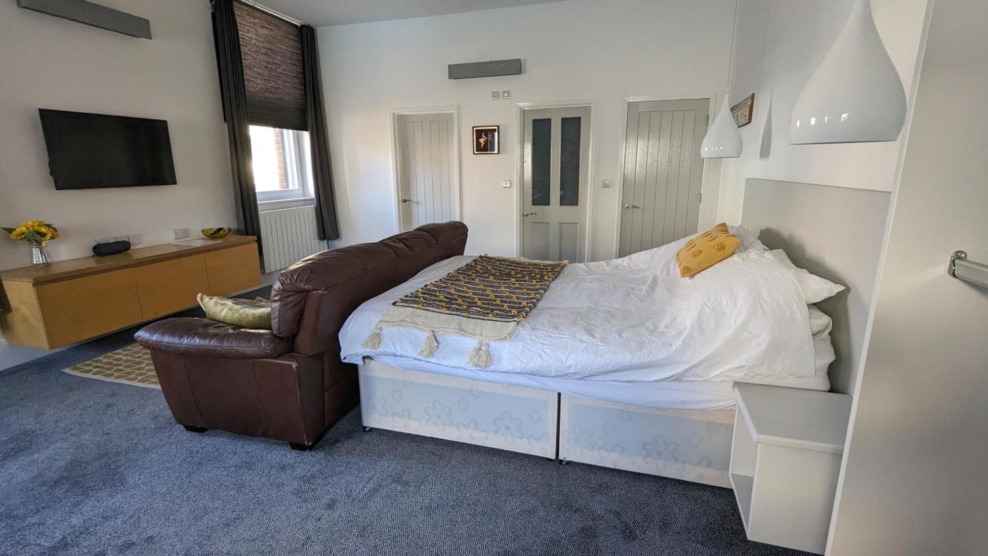 Gorgeous Comfortable Apartment On The High Street Merthyr Tydfil Bagian luar foto