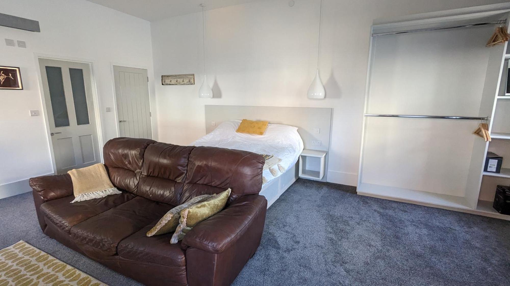 Gorgeous Comfortable Apartment On The High Street Merthyr Tydfil Bagian luar foto
