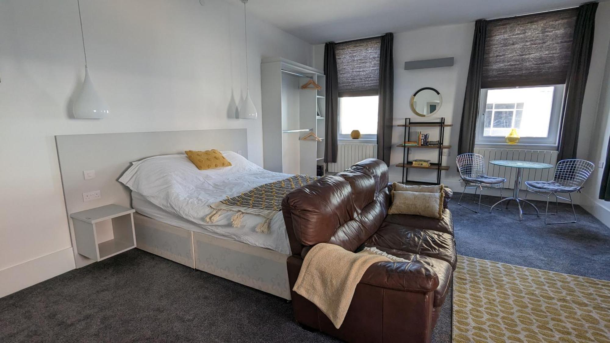 Gorgeous Comfortable Apartment On The High Street Merthyr Tydfil Bagian luar foto